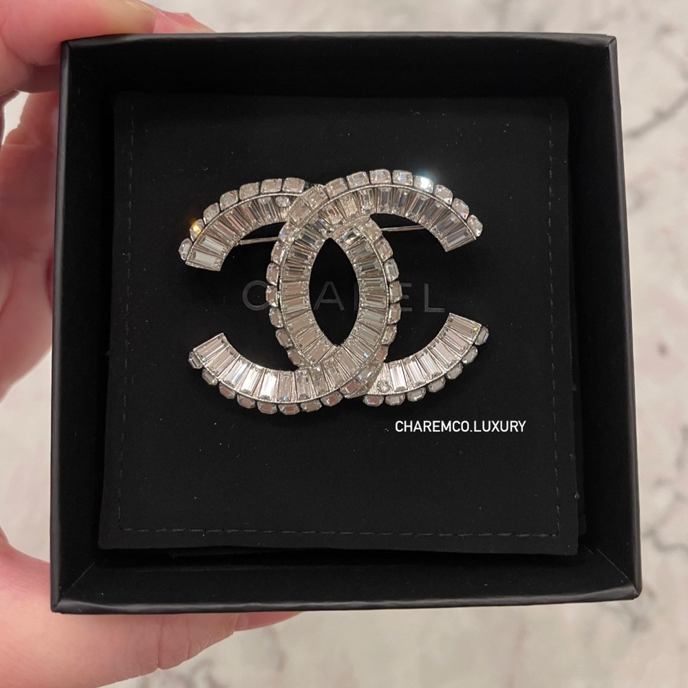 - BRAND NEW w/tag! ✨ CHANEL CC Logo Signature Silver w/ Crystal Brooch
